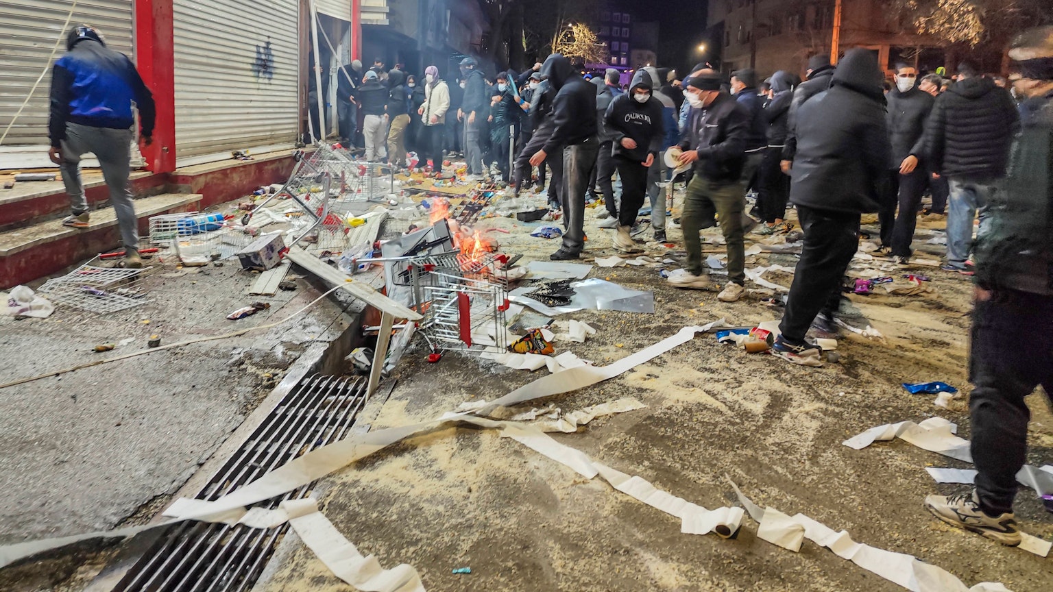 Straßenblockade in der Stadt Kemanschah an der Grenze zum Irak.