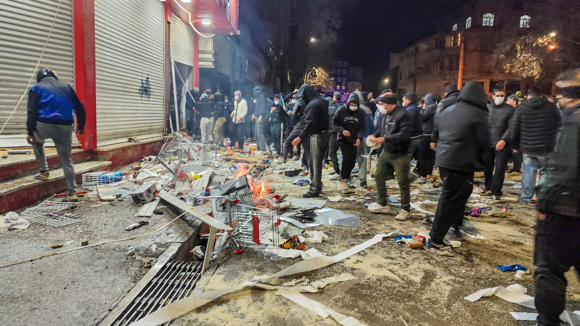 Straßenblockade in der Stadt Kemanschah an der Grenze zum Irak.
