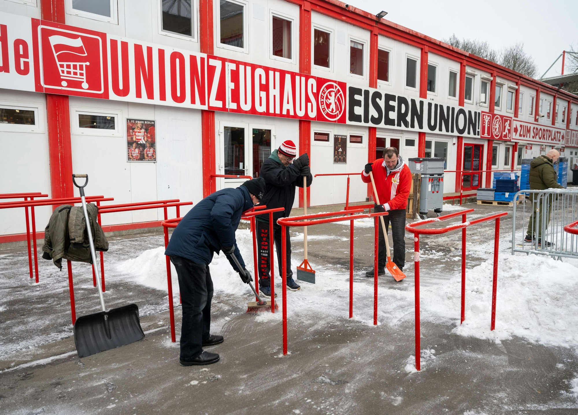 Freiwillige Fans des 1. FC Union befreien Wege und Parkplätze am und im Stadion An der Alten Försterei von Schnee.