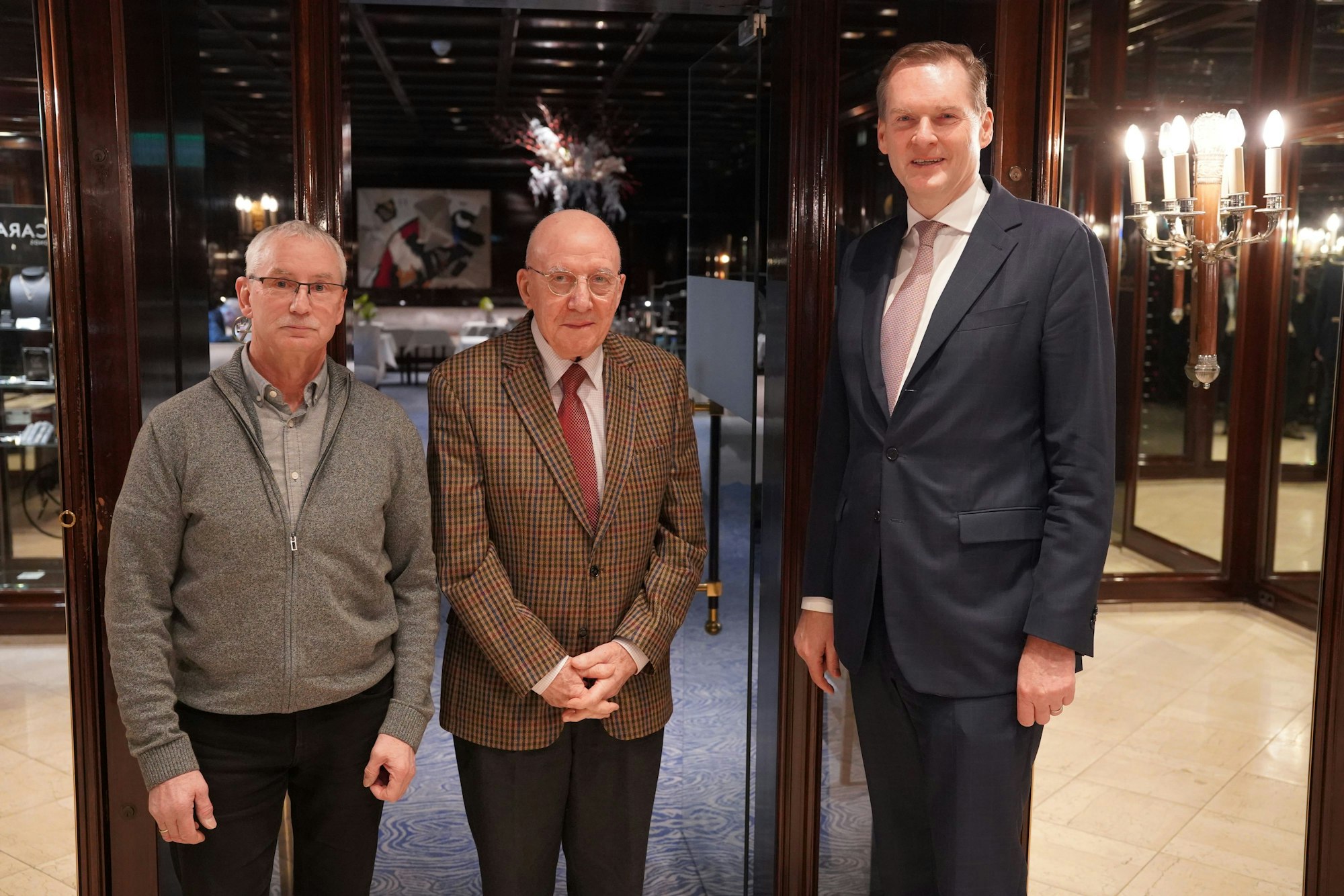 Wiedersehen: der frühere Küchenchef Bernhard Stützer (l.), Ex-Restaurantleiter Romain Witt (M.) und Hotel-Direktor Georg Blesser. Foto: Stephan Eppinger