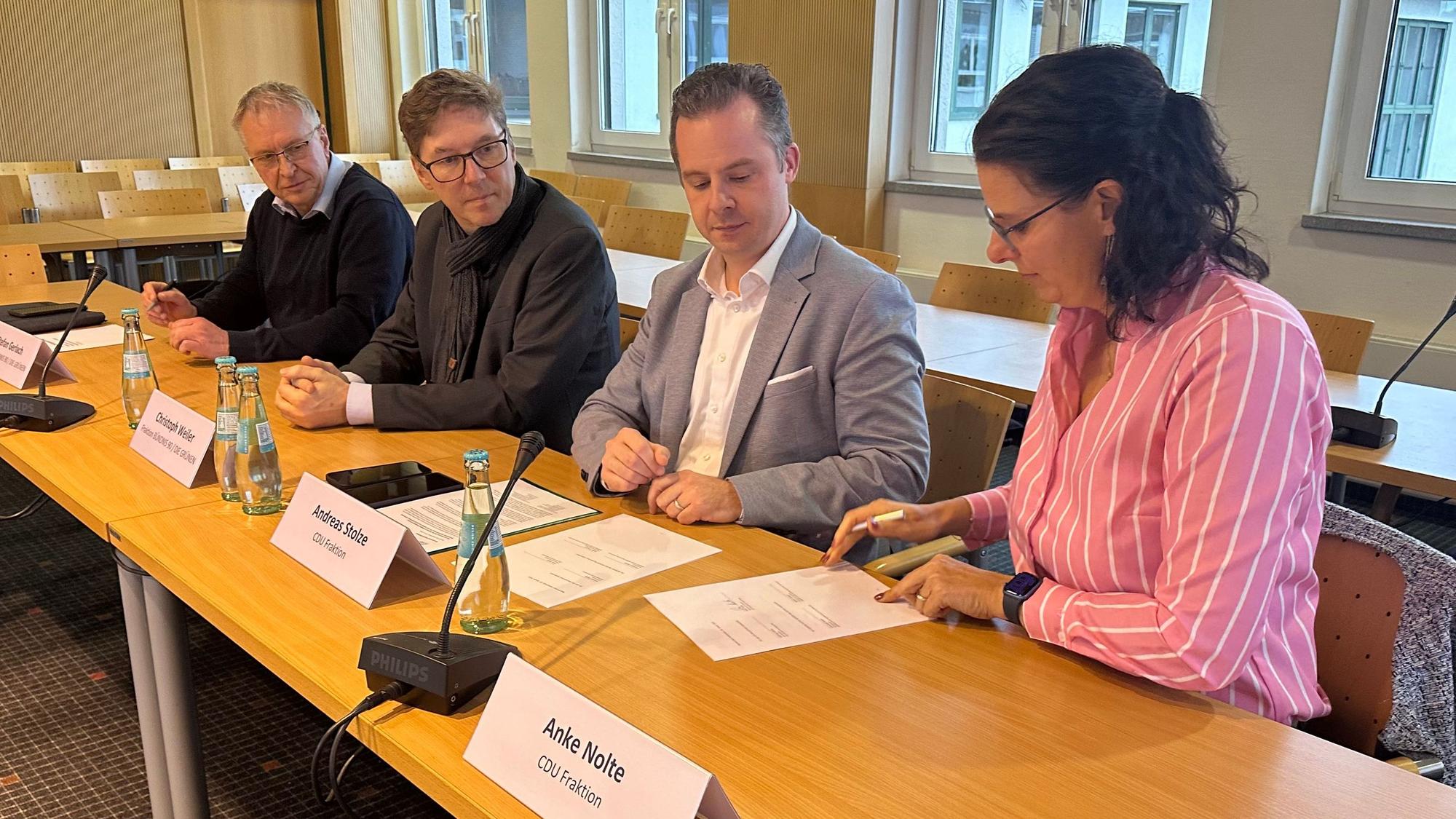 Anke Nolte setzte zuerst ihre Unterschrift unter den neuen Koalitionsvertrag im Rathaus von Neunkirchen-Seelscheid.