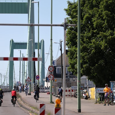 Radfahrer auf der Mülheimer Brücke.