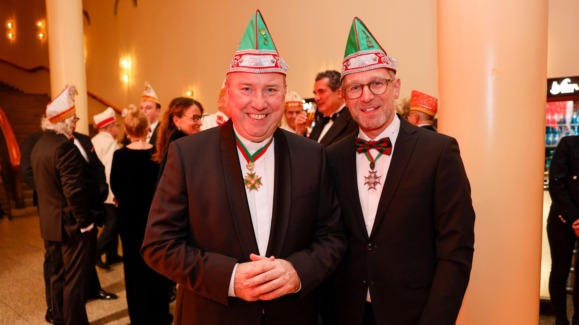 Dombaumeister Peter Füssenich (r.) mit Stadtdechant Robert Kleine.