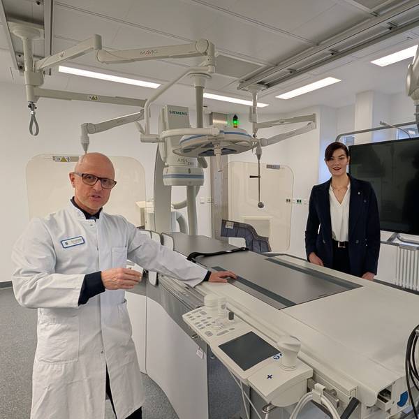 Das Foto zeigt den Chefarzt und die Geschäftsführerin im neuen Herzkatheterlabor.