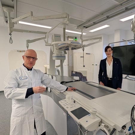 Das Foto zeigt den Chefarzt und die Geschäftsführerin im neuen Herzkatheterlabor.
