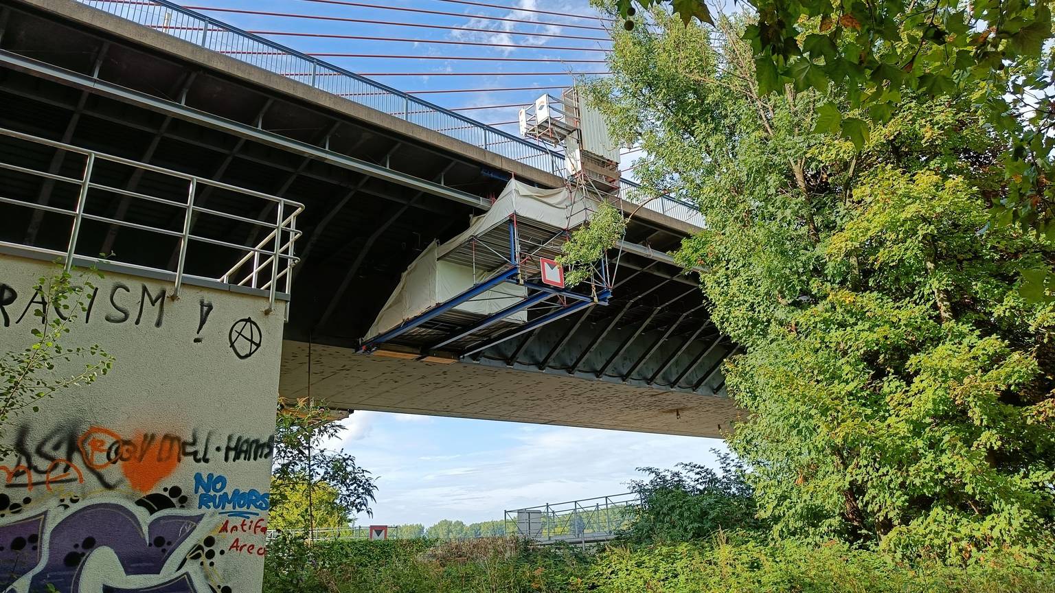 An der Bonner Nordbrücke finden Bauarbeiten statt.