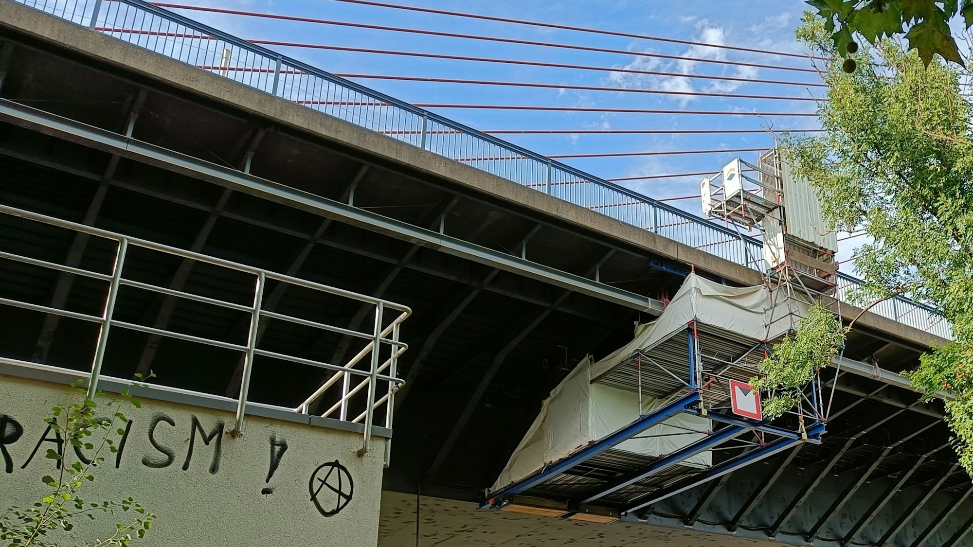 An der Bonner Nordbrücke finden Bauarbeiten statt.