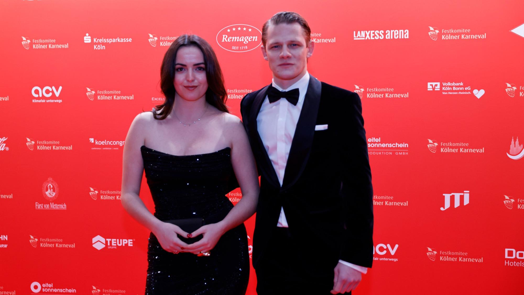 Schauspieler Max von der Groeben kam mit Freundin Louise Farina.