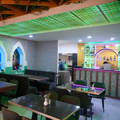 Der Blick in ein exotisch gestaltetes und bunt beleuchtetes Restaurant.