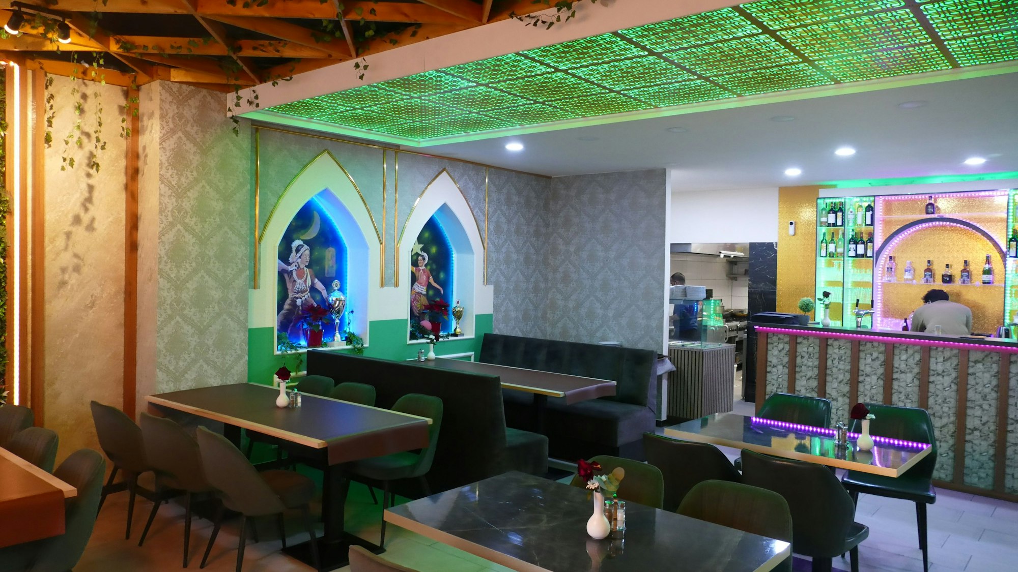 Der Blick in ein exotisch gestaltetes und bunt beleuchtetes Restaurant.