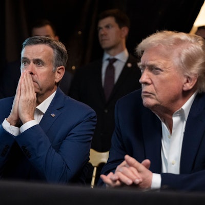 Das Bild zeigt US-Präsident Donald Trump zusammen mit CIA-Direktor John Ratcliffe (l) während der US-Militäroperationen in Venezuela in Mar-a-Lago.