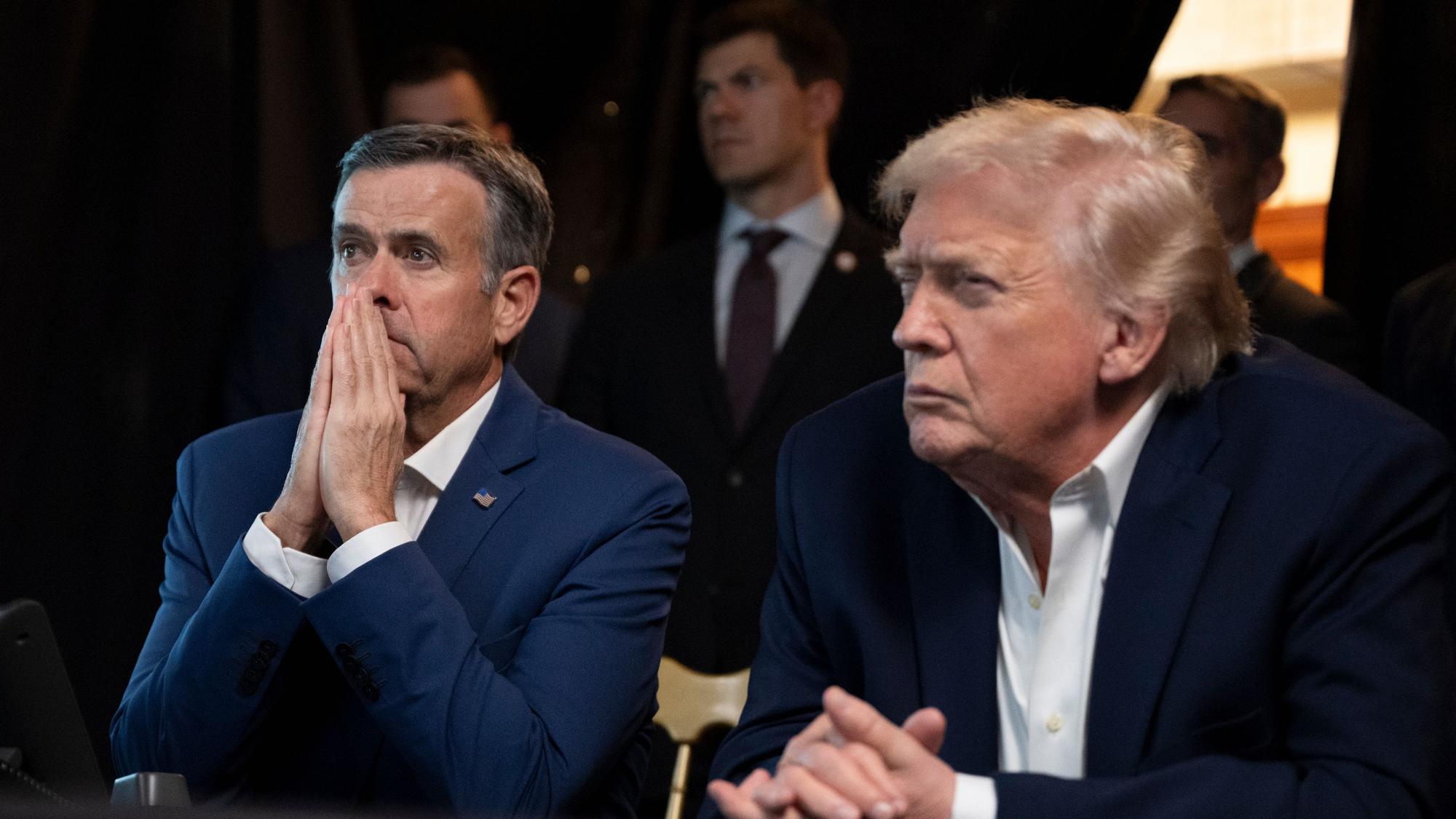 Das Bild zeigt US-Präsident Donald Trump zusammen mit CIA-Direktor John Ratcliffe (l) während der US-Militäroperationen in Venezuela in Mar-a-Lago.