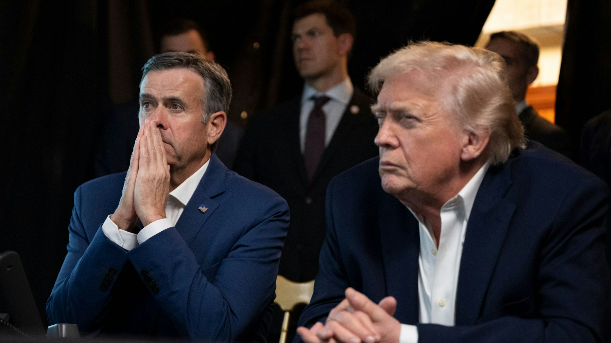 Das Bild zeigt US-Präsident Donald Trump zusammen mit CIA-Direktor John Ratcliffe (l) während der US-Militäroperationen in Venezuela in Mar-a-Lago.
