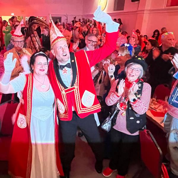 Die KG Rot-Weiß Bröl proklamierte im frisch renovierten Saal Wolters das 64. Prinzenpaar, Daniela I. und Verena I. Leiße.