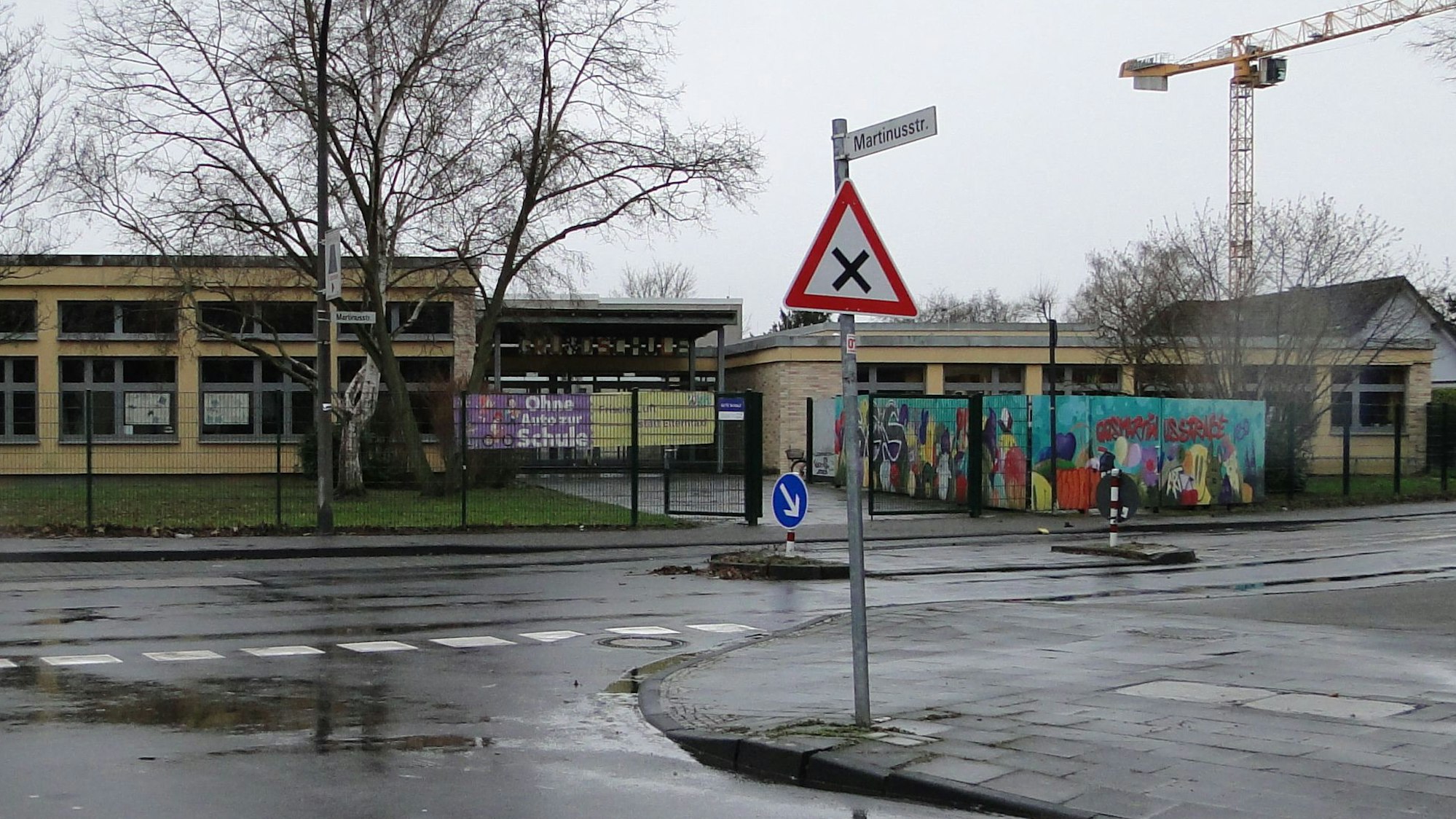 Da die Martinusstraße Teil einer Tempo-30-Zone ist, sieht die Verwaltung keine Notwendigkeit, einen Zebrastreifen im Bereich der Grundschule einzurichten.