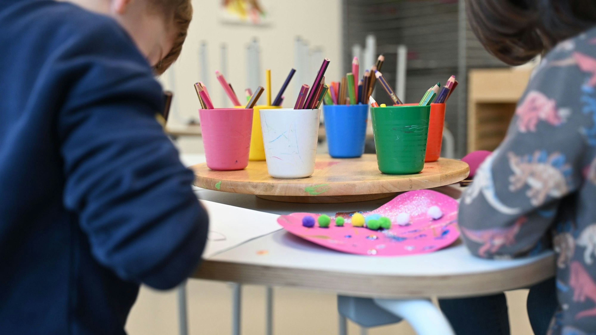 Düsseldorf: Kinder basteln gemeinsam in einer Kindertagesstätte. (