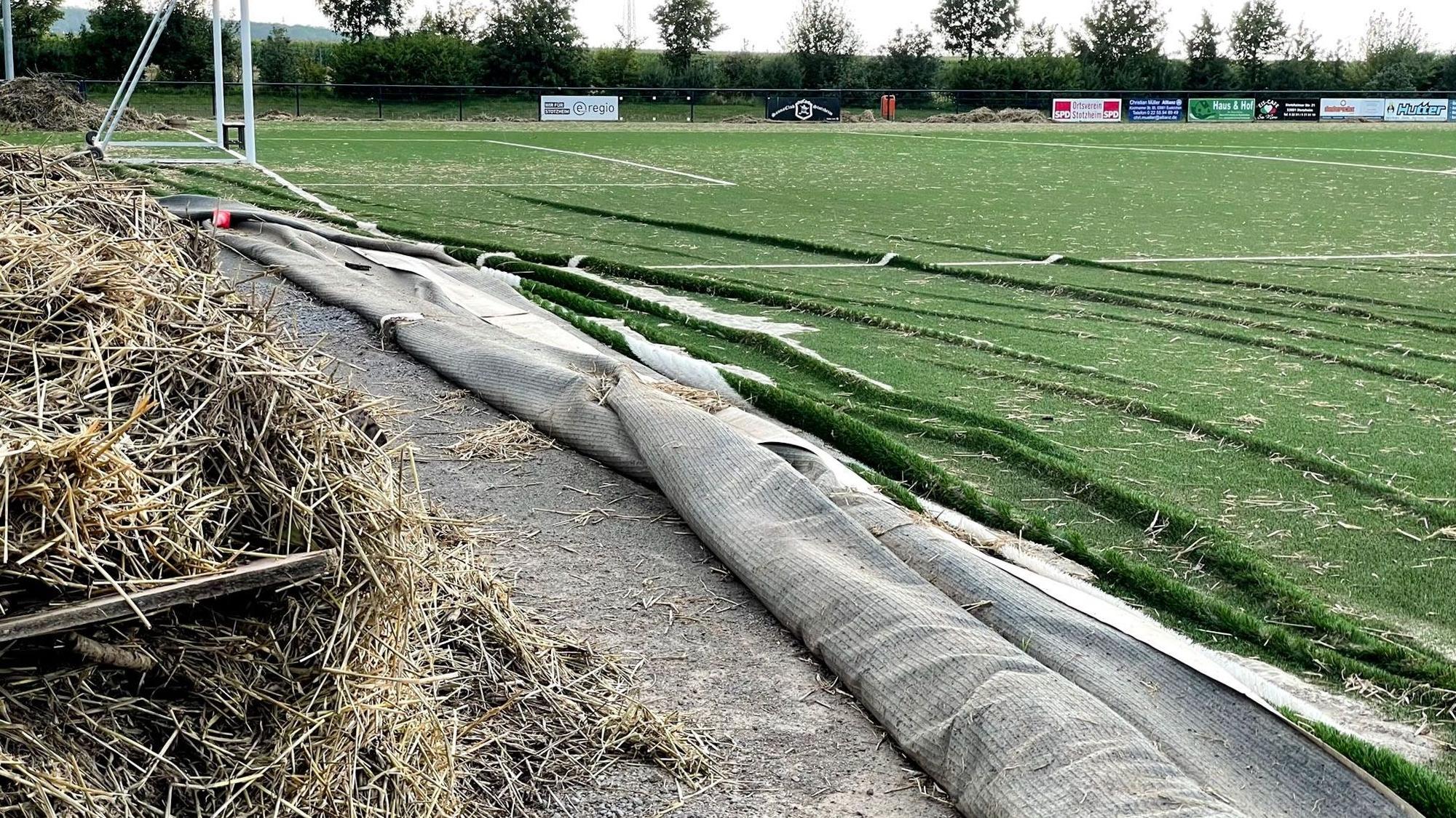 Das Bild zeigt den von der Flut zerstörten Sportplatz in Stotzheim.