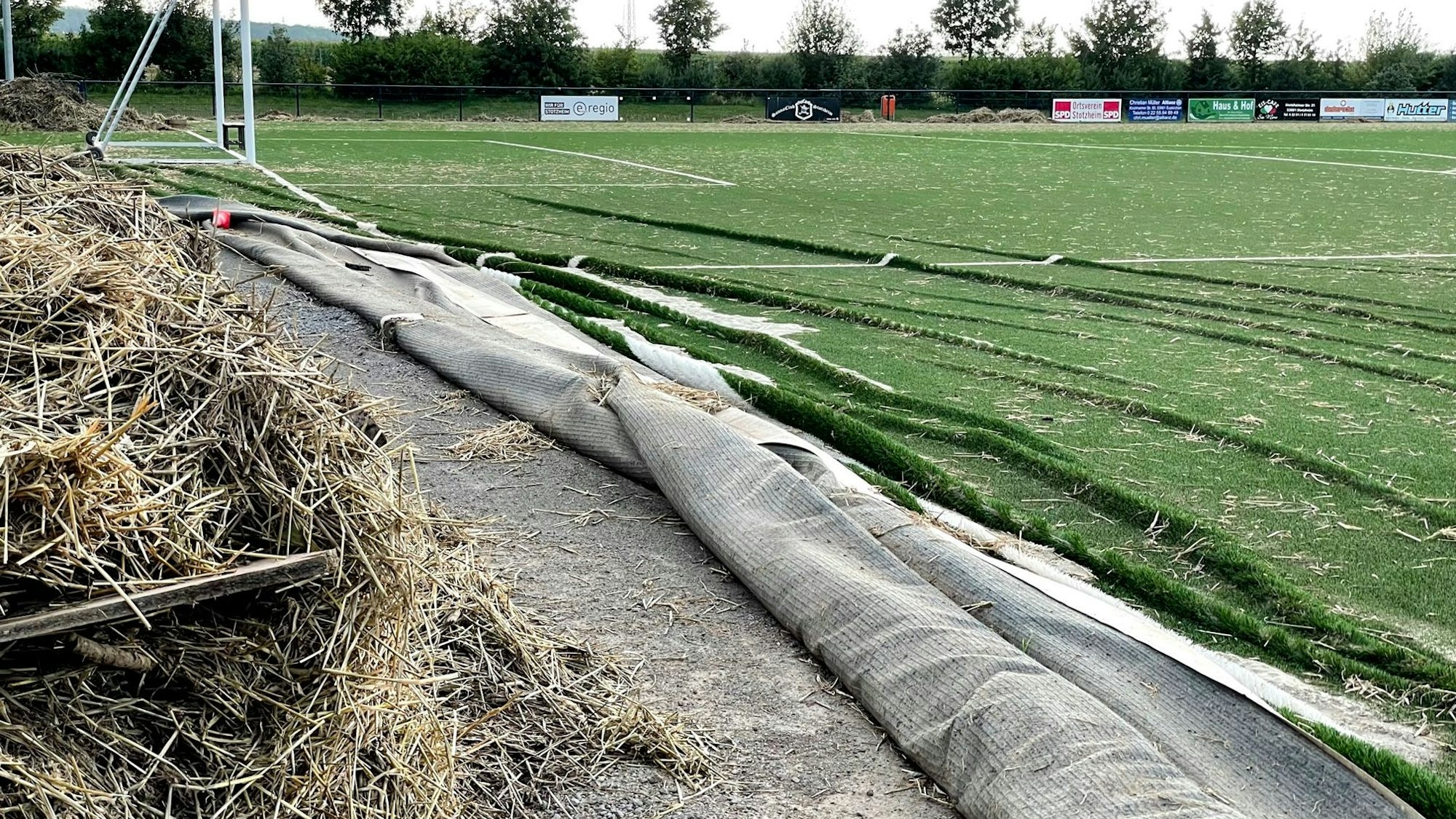 Das Bild zeigt den von der Flut zerstörten Sportplatz in Stotzheim.