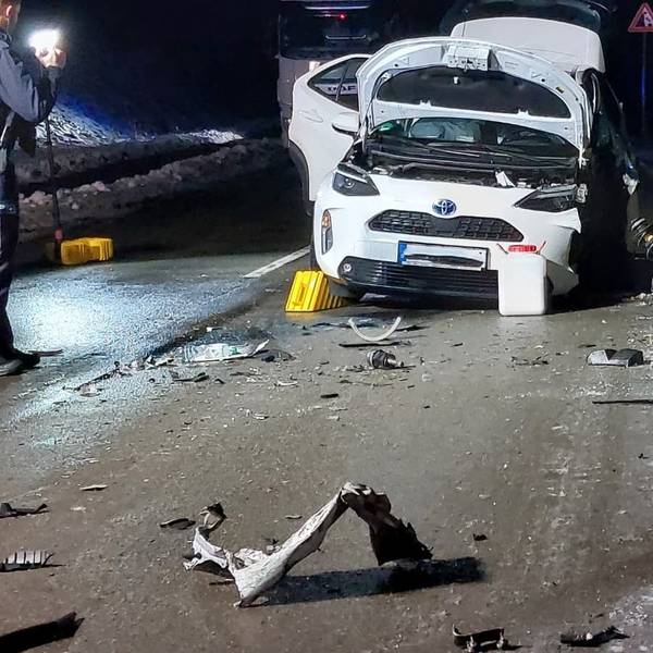 Der Fahrer des Autos ist bei dem Unfall mit dem Lkw schwer verletzt worden.