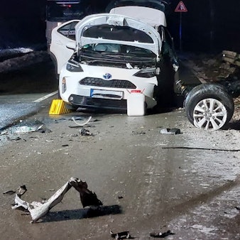 Der Fahrer des Autos ist bei dem Unfall mit dem Lkw schwer verletzt worden.