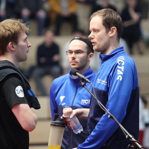 Trainer Frederik Duda spricht mit seinem Bruder Benedikt.