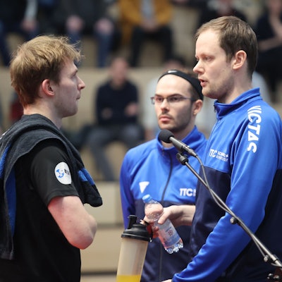 Trainer Frederik Duda spricht mit seinem Bruder Benedikt.