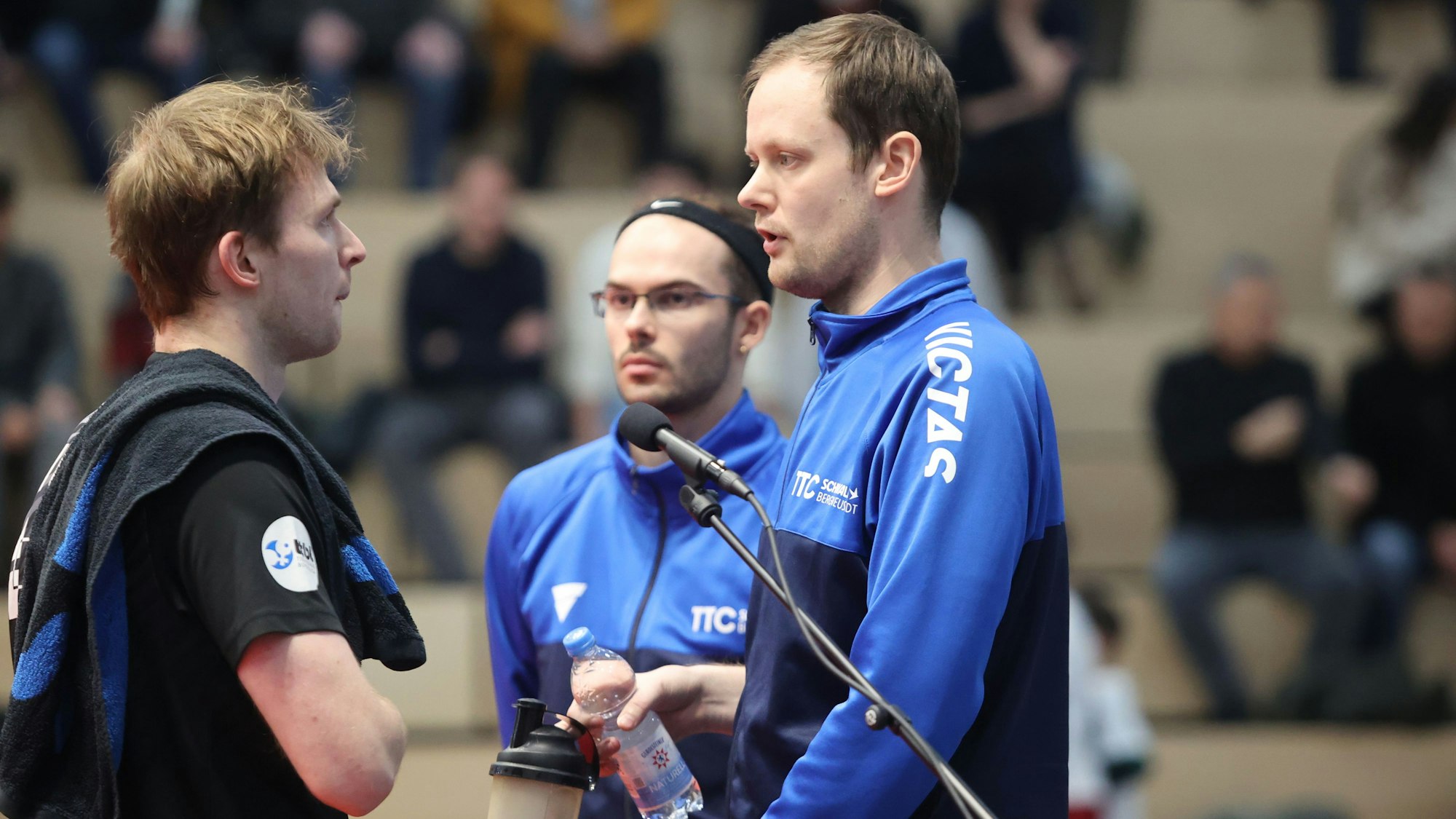 Trainer Frederik Duda spricht mit seinem Bruder Benedikt.