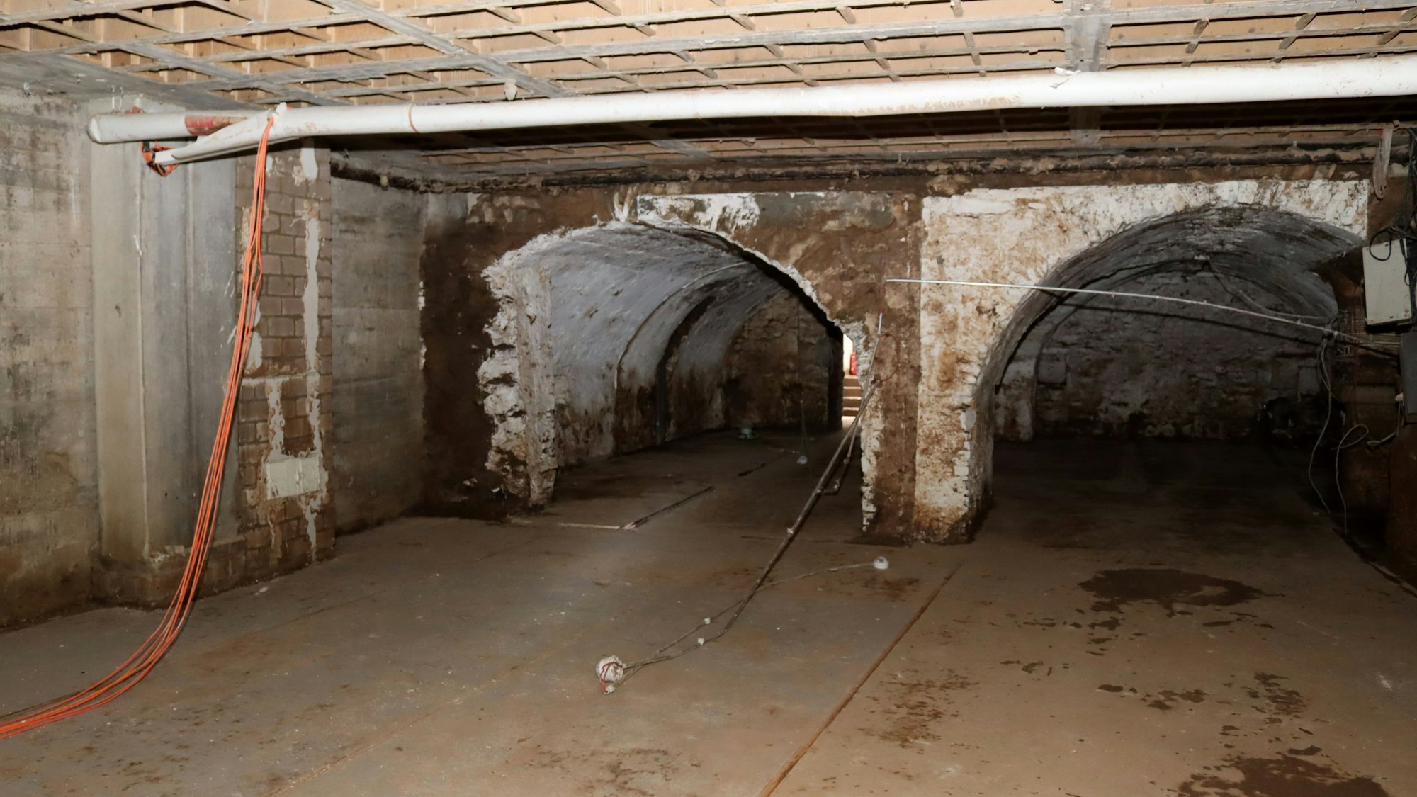 Schlammverkrustete Wände zierten wenige Wochen nach der Flut das leer geräumte Stadtarchiv im Keller des Rathauses.