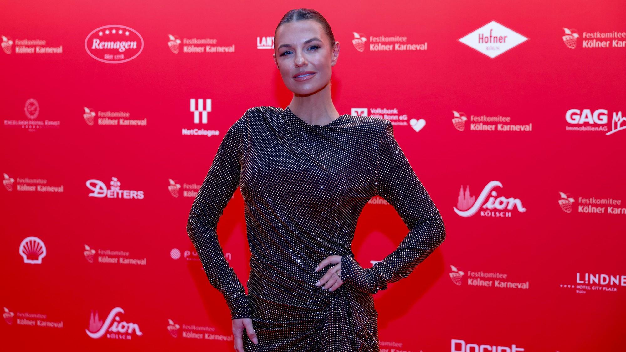 Im Glitzerkleid kam Laura Wontorra.