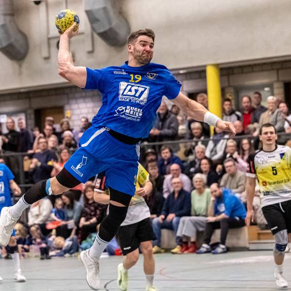 Der Nümbrechter Handballer Tim Hartmann im Sprungwurf.