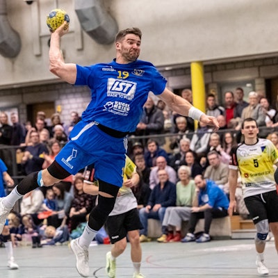 Der Nümbrechter Handballer Tim Hartmann im Sprungwurf.