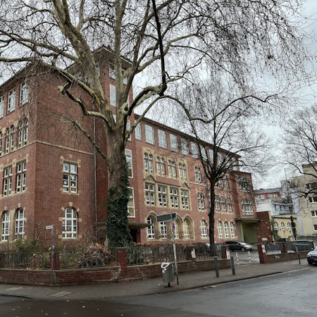 Ein Backsteingebäude, in dem eine Schule ist