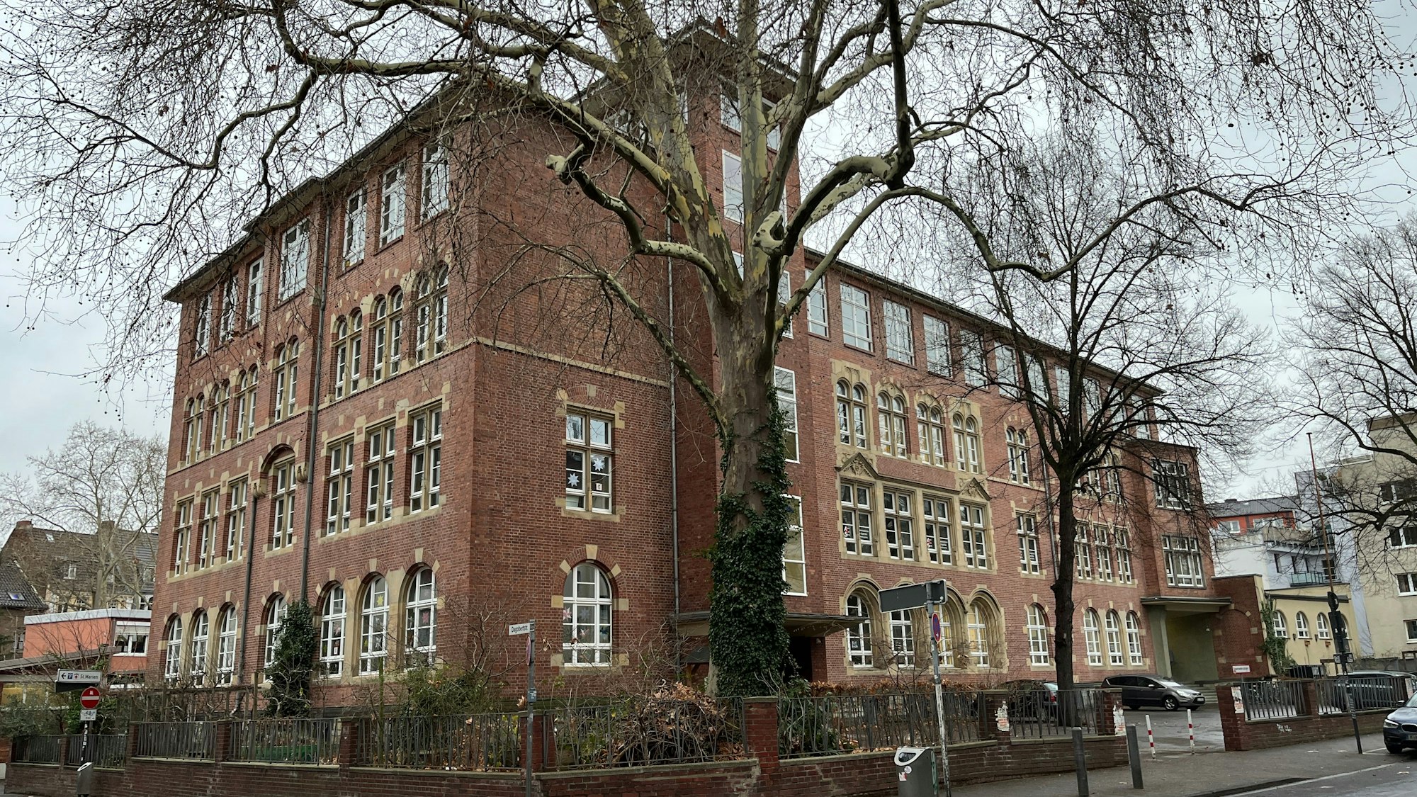 Ein Backsteingebäude, in dem eine Schule ist