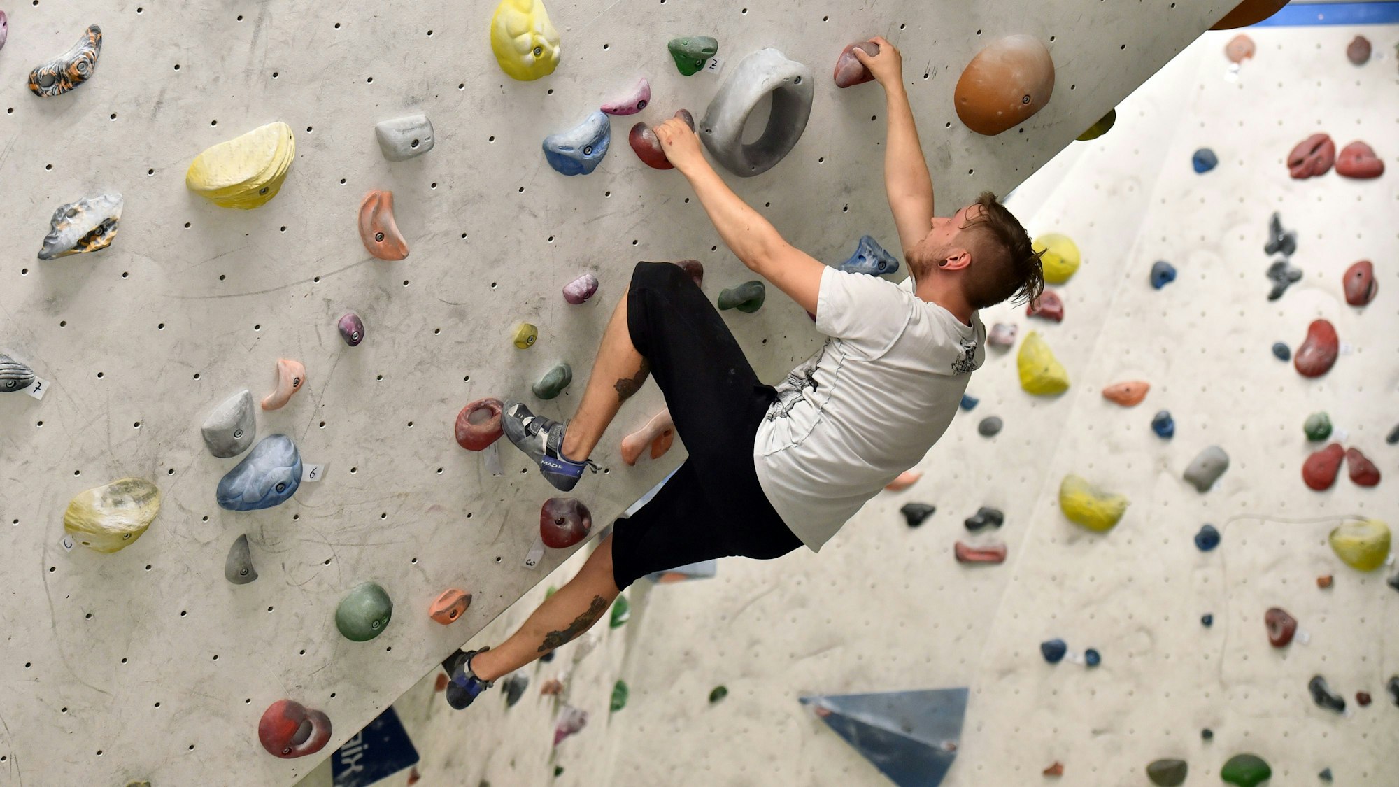 In Hennef können Interessierte beim Klettertraining reinschnuppern.