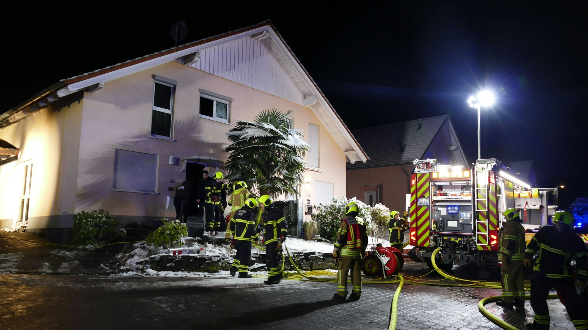 Feuerwehrleute stehen vor dem betroffenen Haus in Mühleip.