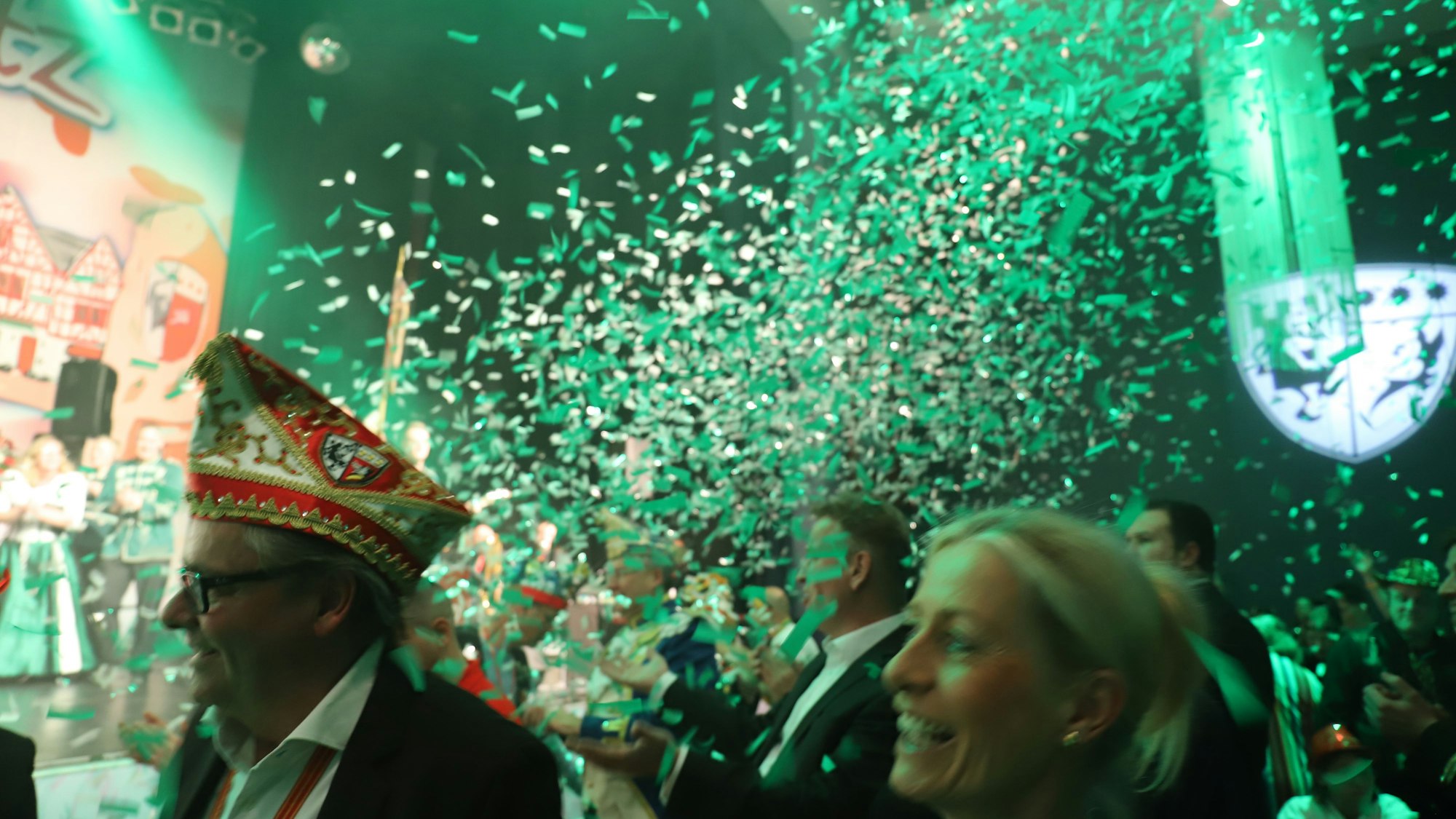 Das Publikum versank im Konfettiregen.