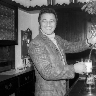 Hans Herrmann in seiner Gaststätte.