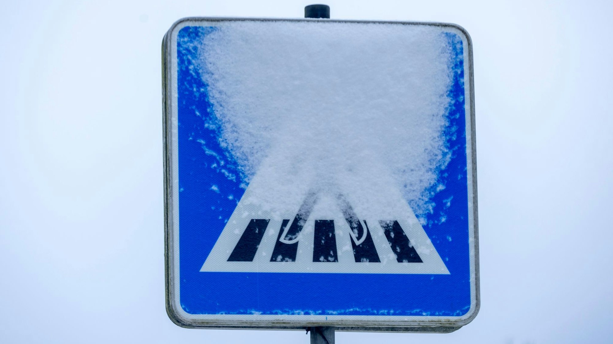 Eine Dreijährige ist an einem Zebrastreifen im Sauerland von einem Auto erfasst worden. (Symbolbild)