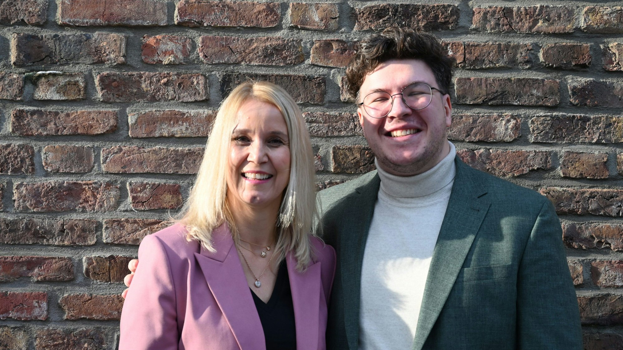 Das Foto zeigt eine Frau und einen Mann in schicker Kleidung.