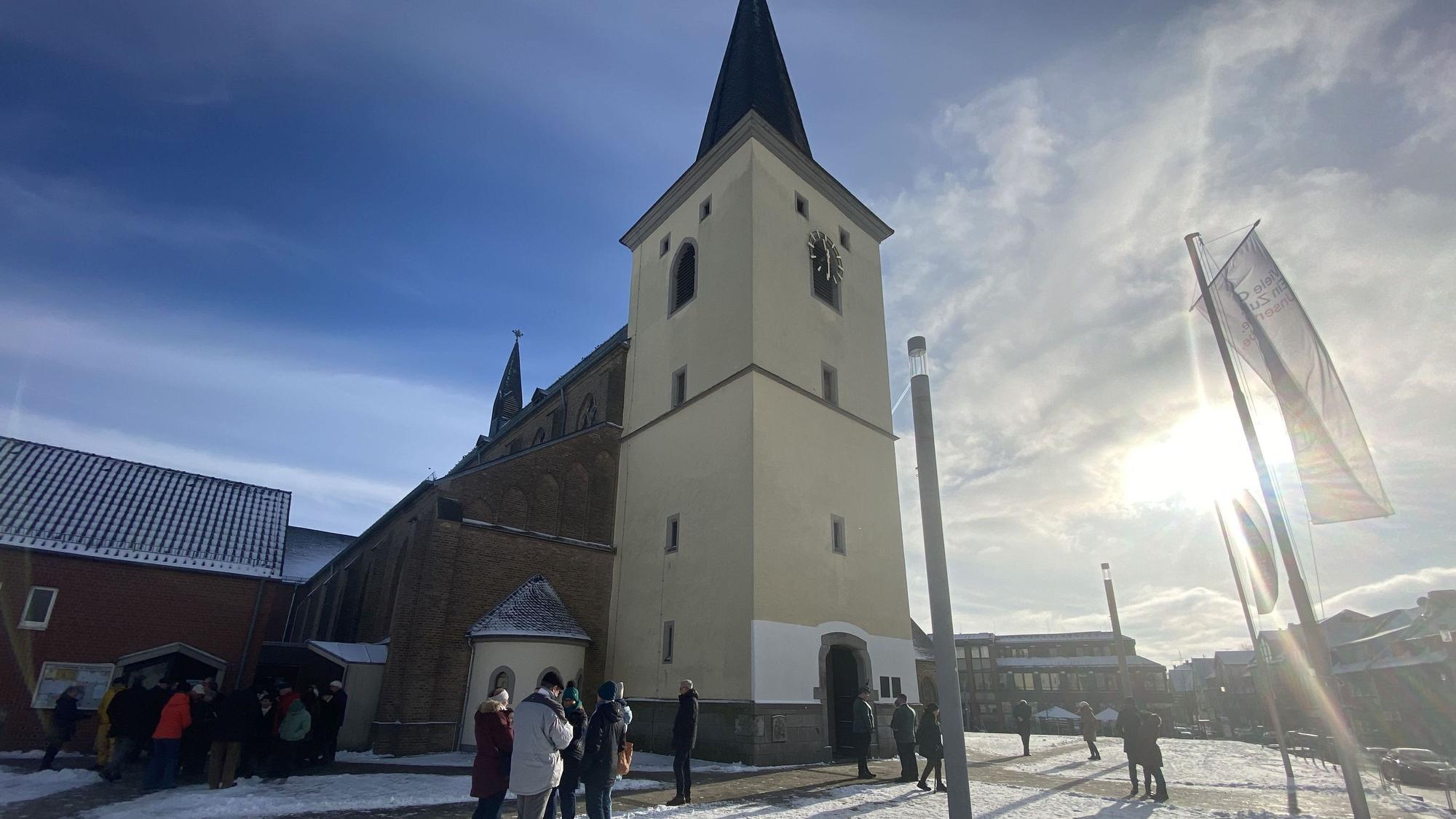 Pfarrkirche der neuen Kirchengemeinde ist St. Johannes der Täufer in der Meckenheimer Altstadt.