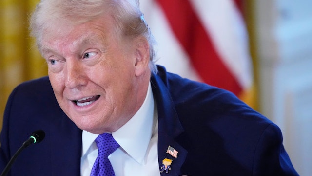 09.01.2026, USA, Washington: US-Präsident Donald Trump trägt ein Geschenk, das er «Happy Trump»-Anstecknadel nennt, während eines Treffens mit Ölmanagern im East Room des Weißen Hauses. Foto: Alex Brandon/AP/dpa +++ dpa-Bildfunk +++