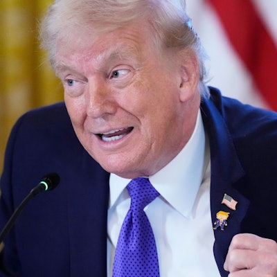 09.01.2026, USA, Washington: US-Präsident Donald Trump trägt ein Geschenk, das er «Happy Trump»-Anstecknadel nennt, während eines Treffens mit Ölmanagern im East Room des Weißen Hauses. Foto: Alex Brandon/AP/dpa +++ dpa-Bildfunk +++