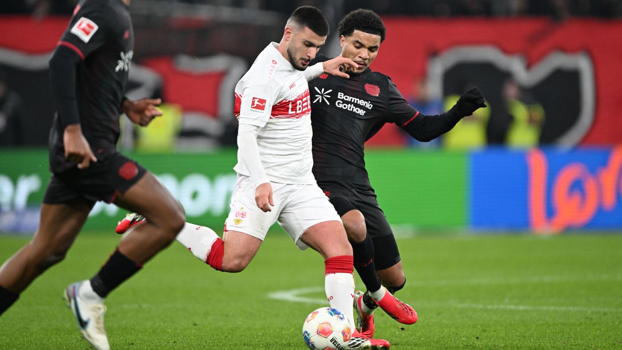 Deniz Undav (l., VfB Stuttgart) und Malik Tillman (r., Bayer Leverkusen) kämpfen um den Ball.