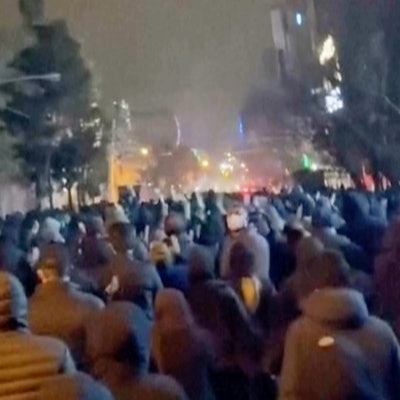 Die iranische Führung versucht, die landesweiten Proteste herunterzuspielen.