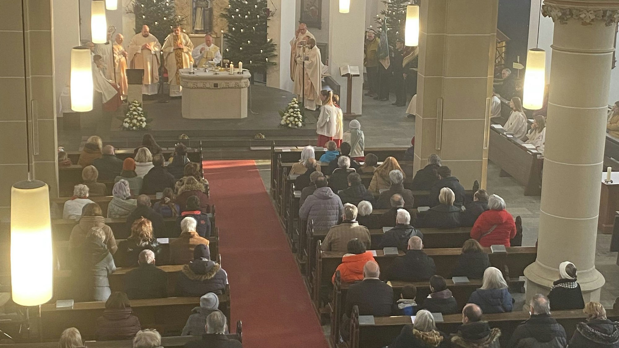 Die Pfarrkirche St. Johannes der Täufer war bei der Errichtungsmesse bis auf den letzten Platz gefüllt.