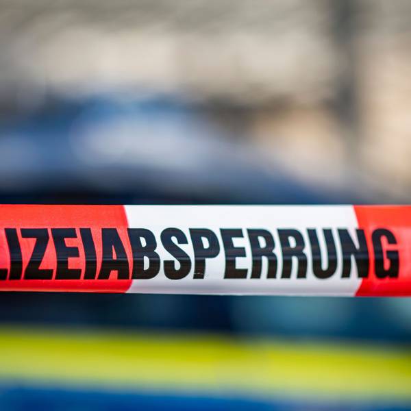 Ein Flatterband in rot-weiß mit der Aufschrift „Polizeiabsperrung“.