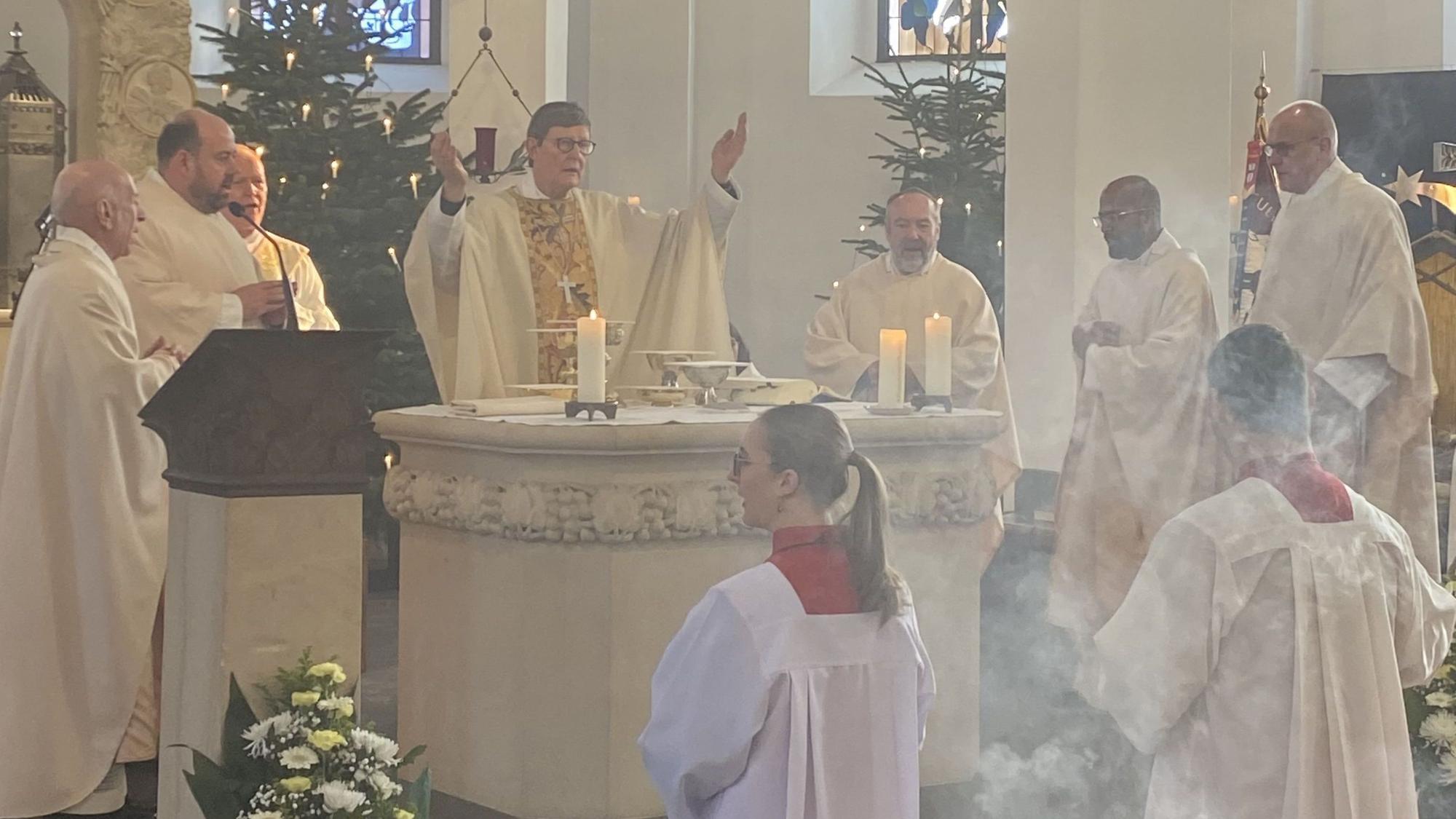 Eucharistiefeier in St. Johannes der Täufer: Kardinal Woelki bereitet die Gaben vor.