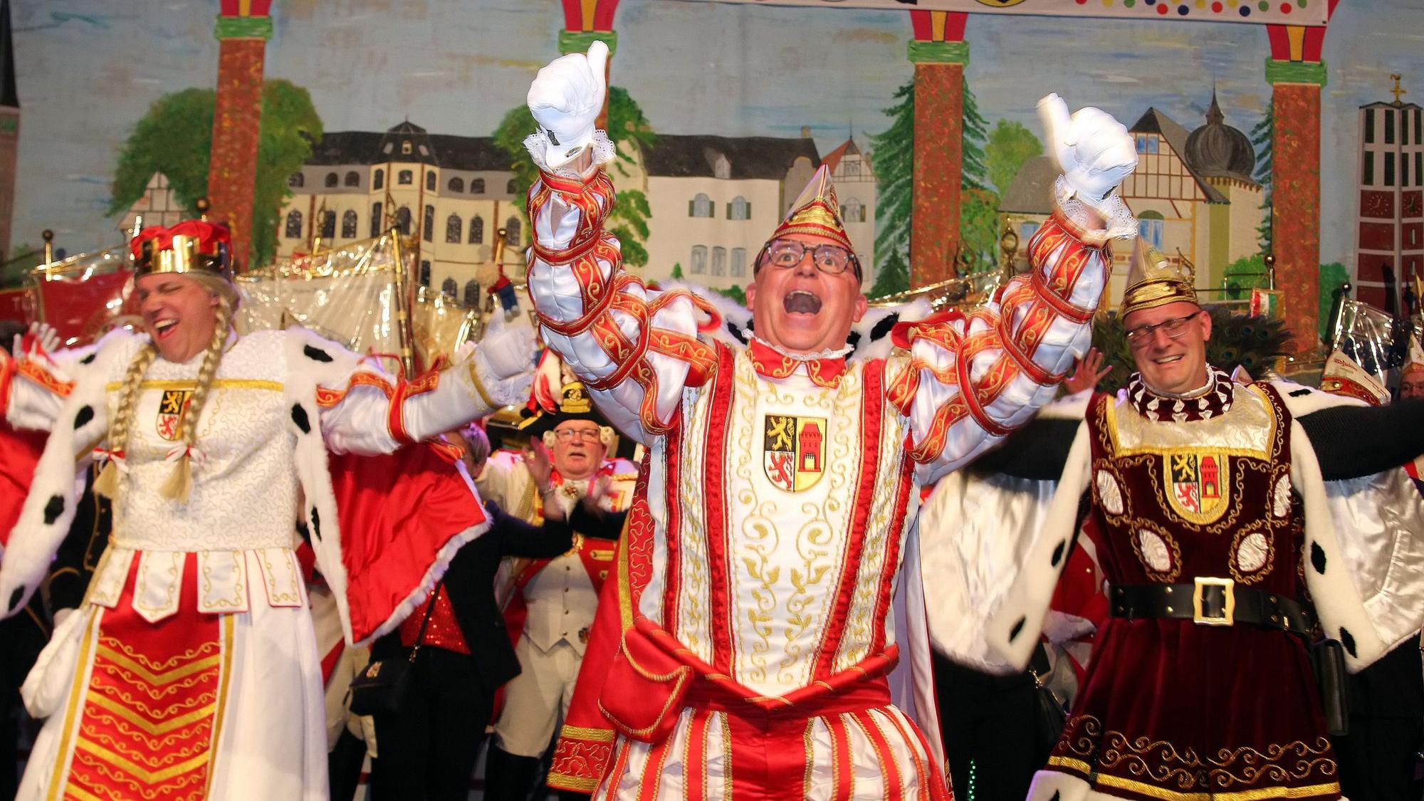 Das Foto zeigt ein jubelndes Dreigestirn.