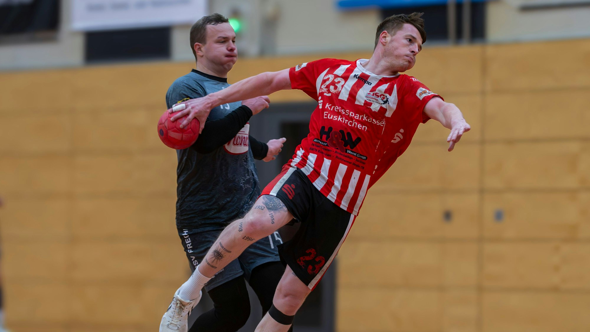 Tobias Schmitz bläst beim Werfen die Backen auf, sein Gegenspieler tut es ihm gleich, weil er Schmitz nicht stoppen kann.