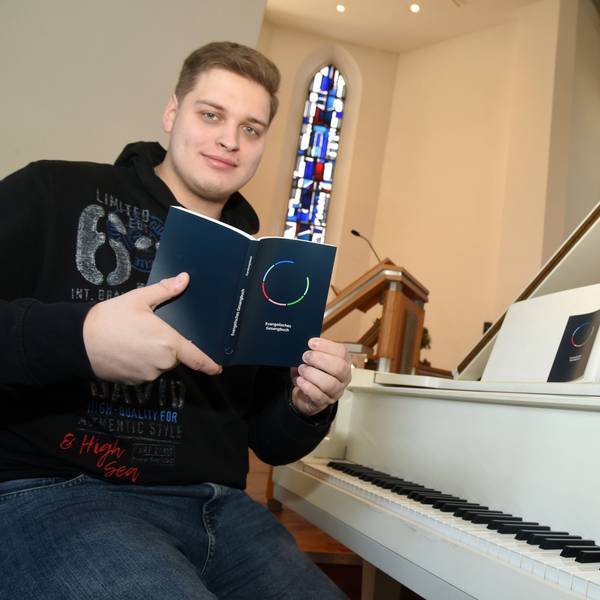 Der Kirchenmusiker Maurice Hähnel präsentiert die neue Ausgabe des Gesangbuchs in der Evangelischen Kirche in Dieringhausen.